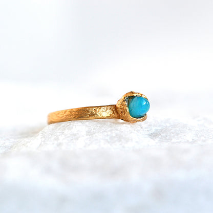 Pierścionek z Niebieskim Opalem