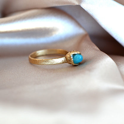 Pierścionek z Niebieskim Opalem