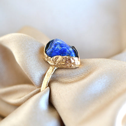 złoty pierścionek z lapisem lazuli