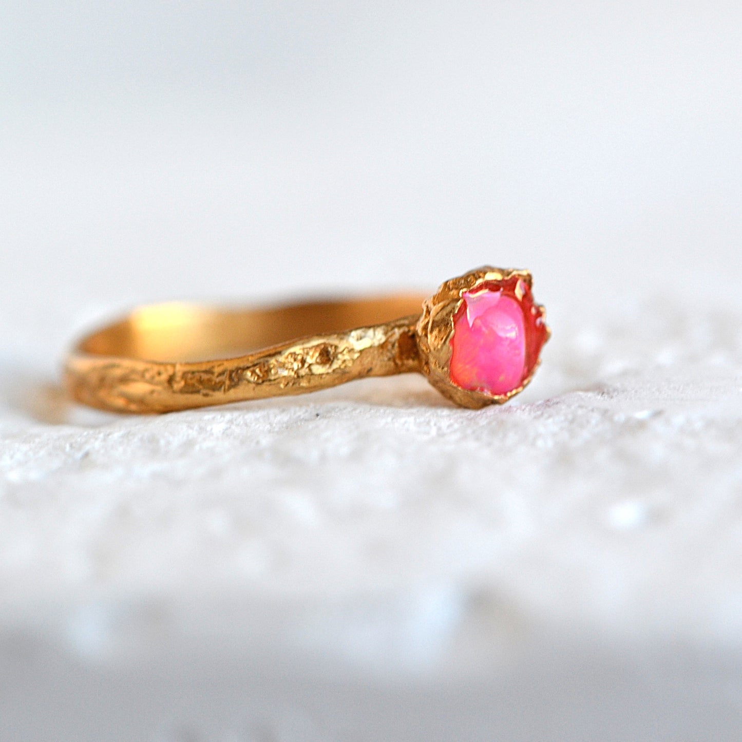 Pierścionek z Różowym Opalem