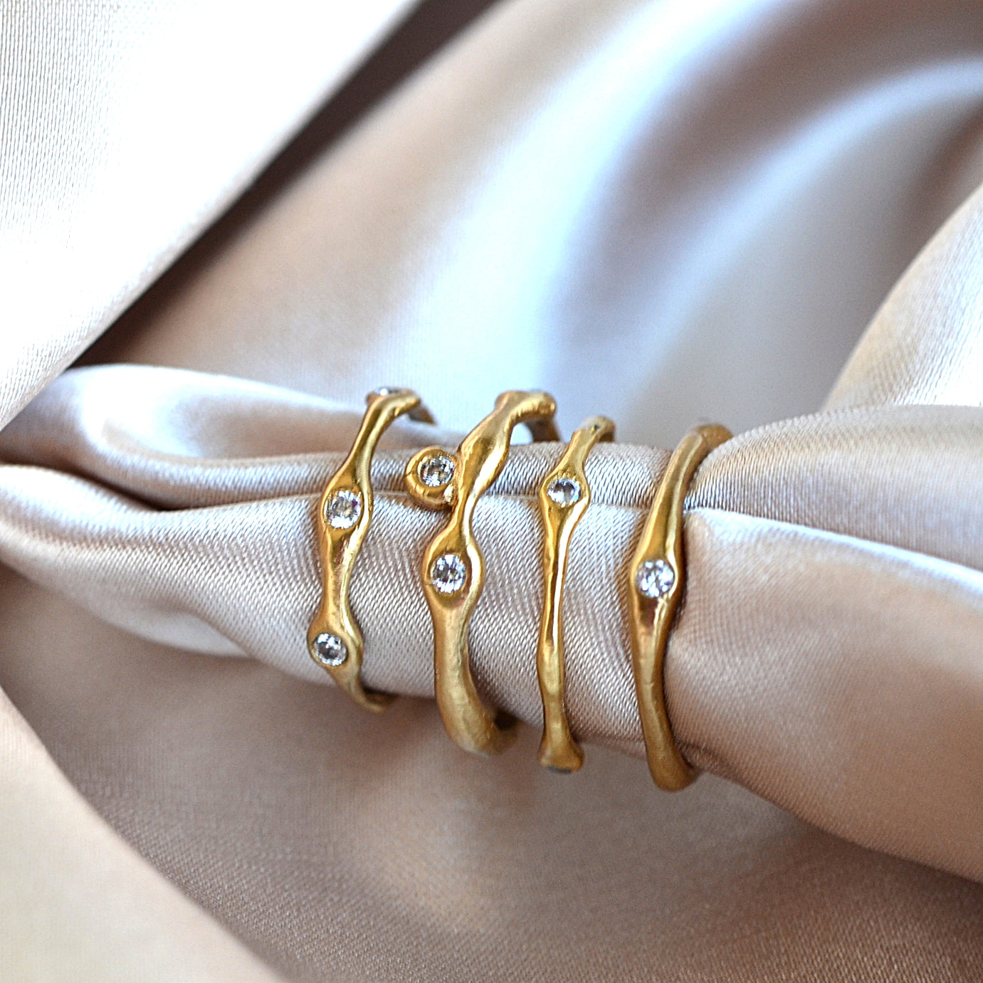 Minimalistyczny Pierścionek z Cyrkoniami