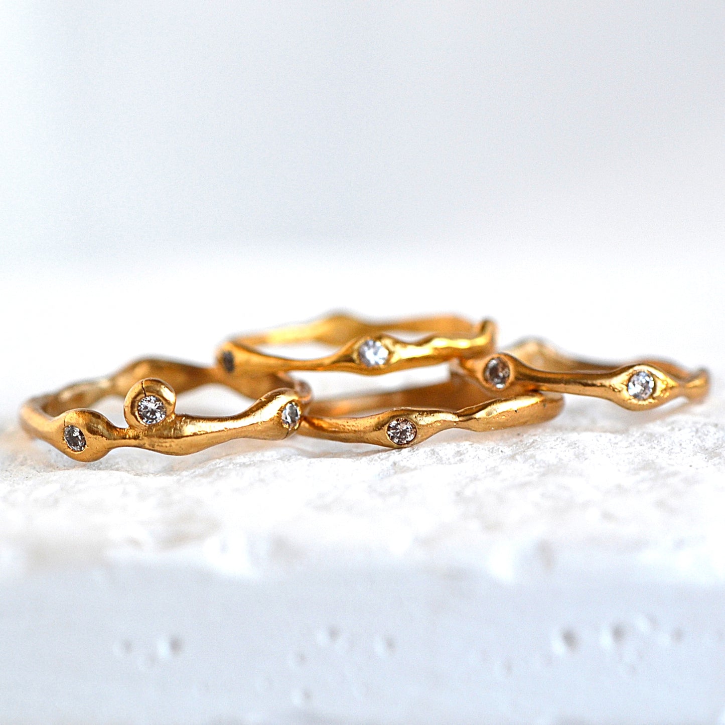 Minimalistyczny Pierścionek z Cyrkoniami