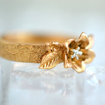 złoty pierścionek z kwiatkiem