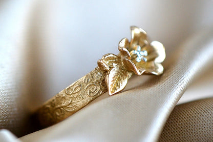 pierścionek z kwiatkiem