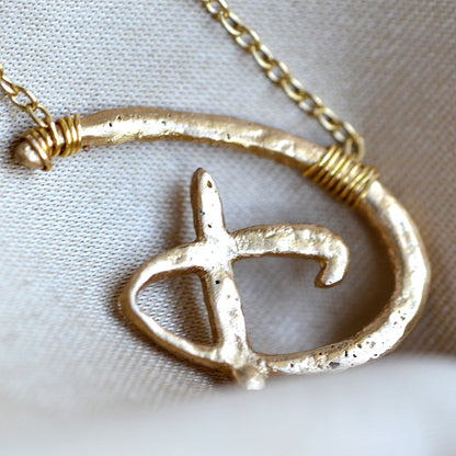 Naszyjnik z Literą w Organicznym Kształcie