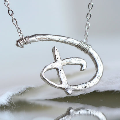 Naszyjnik z Literą w Organicznym Kształcie