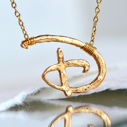 Naszyjnik z Literą w Organicznym Kształcie