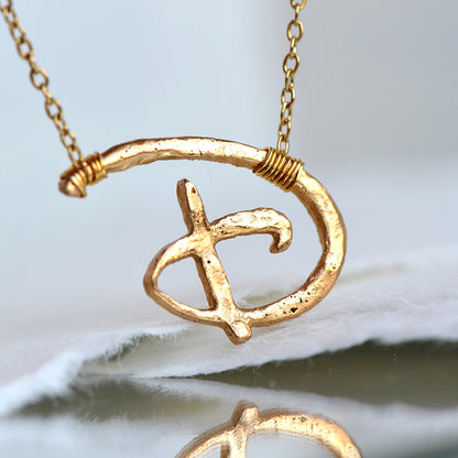 Naszyjnik z Literą w Organicznym Kształcie