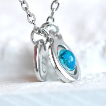 Naszyjnik z Niebieskim Opalem i Inicjałem