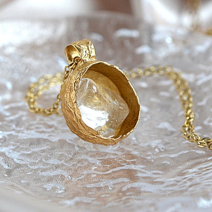 Złocony naszyjnik z naturalnym kryształem górskim