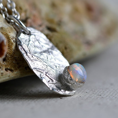 Naszyjnik z Białym Opalem