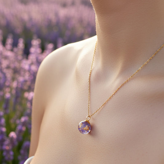 Naszyjnik z Fioletowym Kwiatkiem